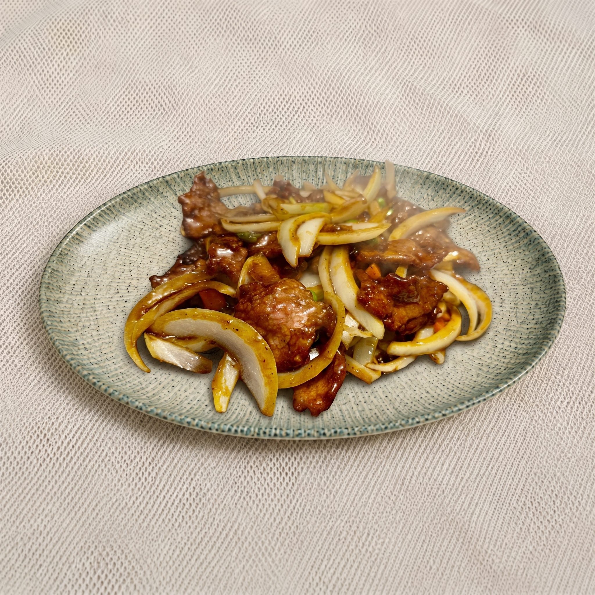 Beef with Black Pepper on Hot Plate / 铁板黑椒牛.