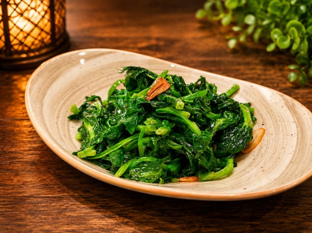 Stir-Fried Pea Leaves / 豆苗.