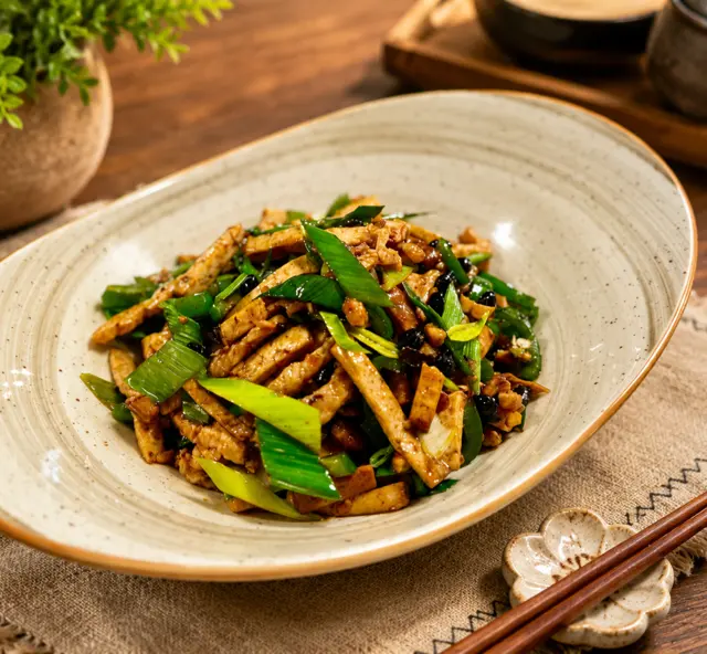 Stir Fried Shredded Pork & Leek with Dried Bean Curd / 辣椒小炒.