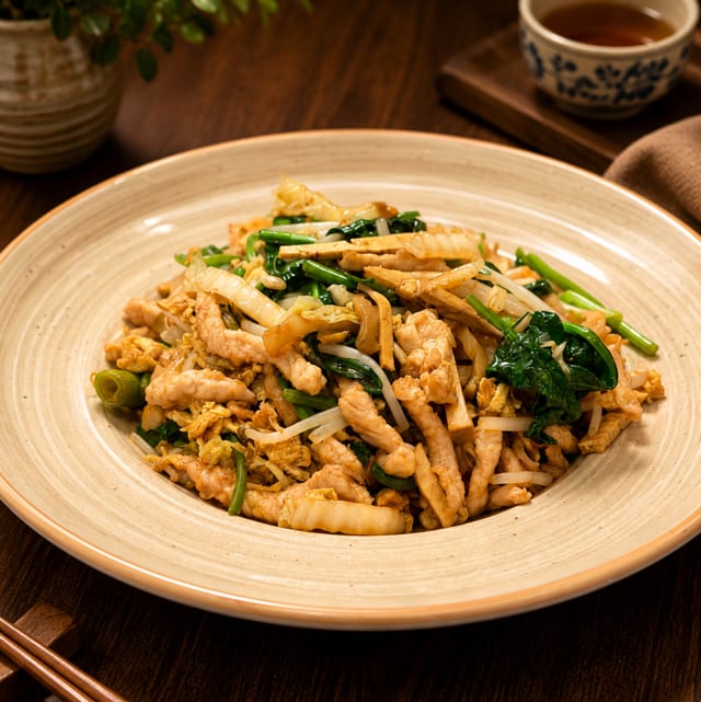 Stir-Fried Pork Noodle / 肉丝干拌面.